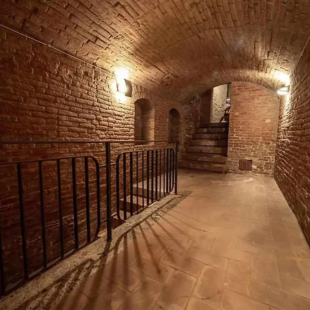Advocata Nostra, Vivere In Nel Borgo * Siena